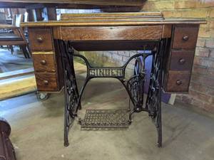 lot 4203 image: Antique Sewing Machine