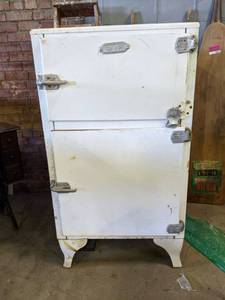lot 4204 image: Antique Ice Chest