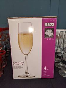 lot 4371 image: (12)Assorted Wine Glasses And Champagne Flutes