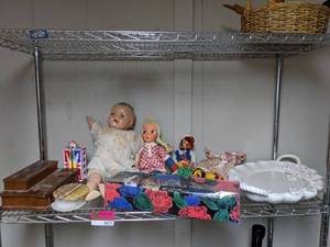 lot 4411 image: Contents Of shelf