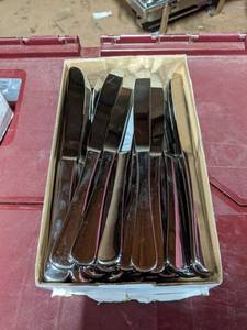 lot 4426 image: World Tableware 467 5501 Auberge Serrated Dinner Knife - Dozen