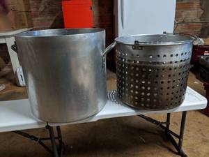 lot 4443 image: 60 Qt Large Pot