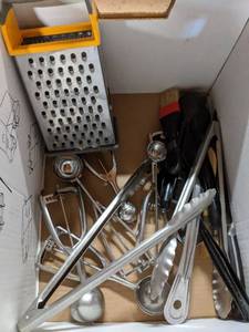lot 4447 image: Assorted Kitchen Utensils
