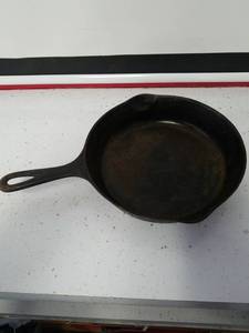 lot 1202 image: Wagner ware Sidney 1056c cast iron skillet
