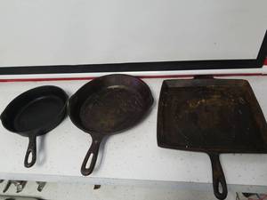 lot 1204 image: Breakfast Griddle and 2 cast iron skillets