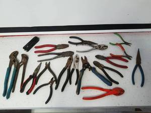 lot 1254 image: miscellaneous Cutters and pliers