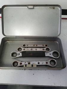 lot 1262 image: 4 Double ratcheting box end wrenches