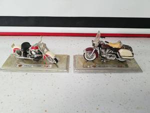 lot 1297 image: 1958 FLY Duo glide and 1968 FLY Electra glide Maisto Harly Davidson