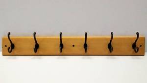 lot 615 image: 6 Hook Gun Metal Scroll Rail  27 Long