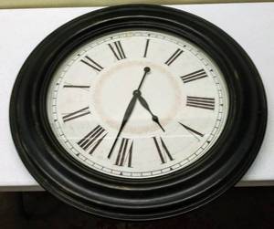 lot 625 image: Large 32 Wall Hanging Clock