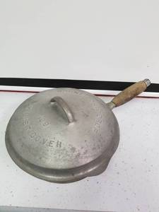 lot 1301 image: Wagner ware Sidney 569 chicken fryer cast iron