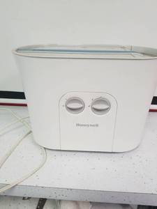 lot 1310 image: Honeywell air humidifier