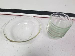 lot 1328 image: Pyrex bowls