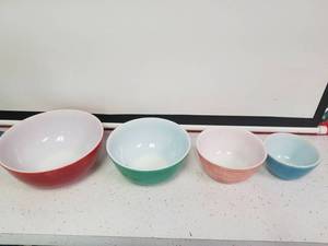 lot 1334 image: 1940s Pyrex Bowl set