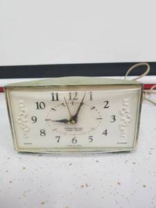 lot 1348 image: Westclox magic touch alarm clock