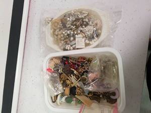 lot 1352 image: Vintage jewelry