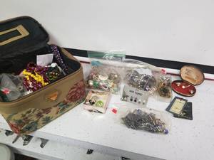 lot 1354 image: a lot of old jewelry