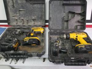 lot 1362 image: Dewalt 2 screw guns 3 batteries 1 charger 18 volt works