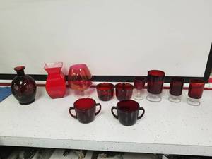 lot 1369 image: Pretty red glass lot