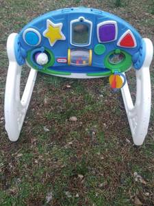 lot 1376 image: Little Tikes sit and draw stand and play toy