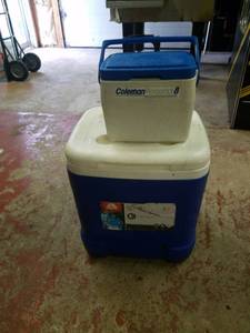 lot 1386 image: Igloo ice cube cooler 60-quart and small Coleman cooler