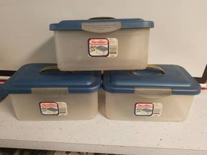 lot 1402 image: 3 Sterilite show off container