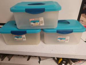 lot 1403 image: 3 Sterilite show off container
