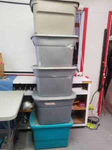 lot 1414 image: 5 storage totes