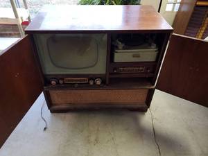 lot 633 image: Vintage Mid Century Philco Stereo Comsole With TV. 40-50s. Too Cool