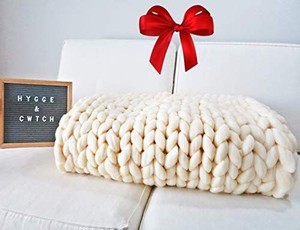 lot 1285 image: Hygge & Cwtch Chunky Knit Blanket Throw  Hand Made Knitted with Heavy Thick Vegan Yarn  Free Storage Bag  Accent Home Decor Gift for Farmhouse Couch Bench Bed (50x60 )