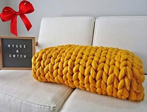 lot 1286 image: Hygge & Cwtch Chunky Knit Blanket Throw  Hand Made Knitted with Heavy Thick Vegan Yarn  Free Storage Bag  Accent Home Decor Gift for Farmhouse Couch Bench Bed (50x60 )