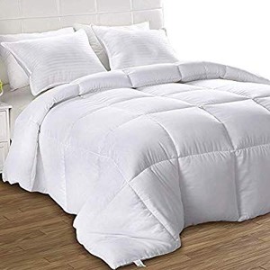 lot 1352 image: Bedding Down Alternative Comforter (King, White)