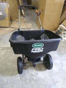 lot 5207 image: Scotts Pro Lawn seeder