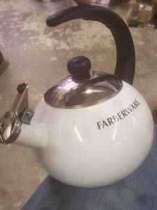 lot 5208 image: Farberware Bella Tea Kettle- White
