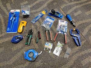 lot 2425 image: Lot of Misc Hand Tools