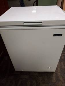 lot 2445 image: Magic Chef Freezer