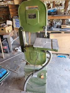 lot 408 image: Central Machinery Model 32208 4 Speed 14 inch Wood Cutting Band Saw