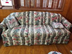 lot 3326 image: Floral 3 Seat Couch with 2 Pillows