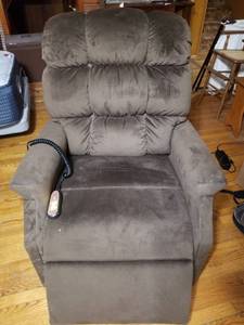lot 3327 image: Golden Technologies Power-Lift Recliner -Tested and Working