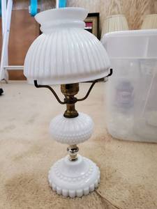 lot 3369 image: Milk Glass Lamp