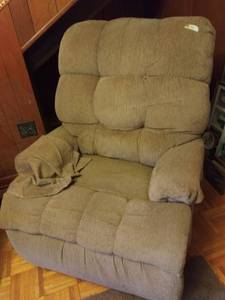 lot 3389 image: Med Lift Recliner Powers On Untested