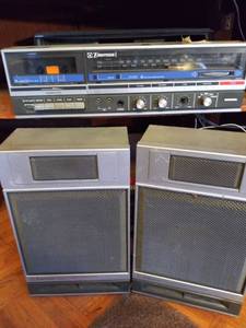 lot 3449 image: Emerson. M2400 Stereo with Speakers