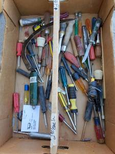 lot 6220 image: Lot of Hand Tools