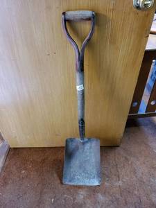lot 6226 image: Featherlite Square Shovel