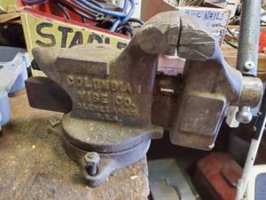 lot 6327 image: Table Top Vise