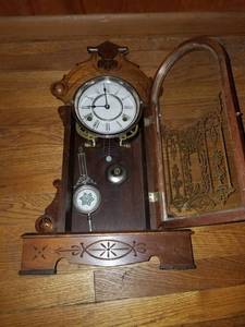lot 7543 image: Vintage Clock. not working. . all Pieces seem to be there