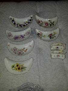 lot 7577 image: Lot of Small Dishware. 6 Plates ,2 Benches