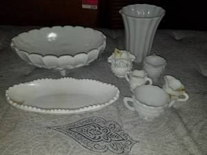 lot 7578 image: Lot of 8 Milk Glass Dishware