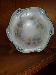 lot 7579 image: 1 Blue Floral Plate with Stand