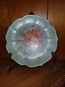 lot 7580 image: 1 Green Floral Plate with Stand